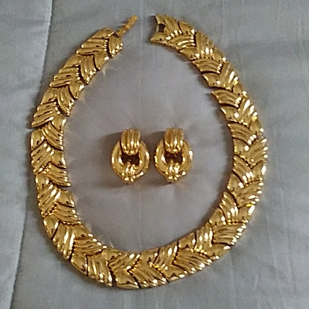 Gold necklace and earring set
